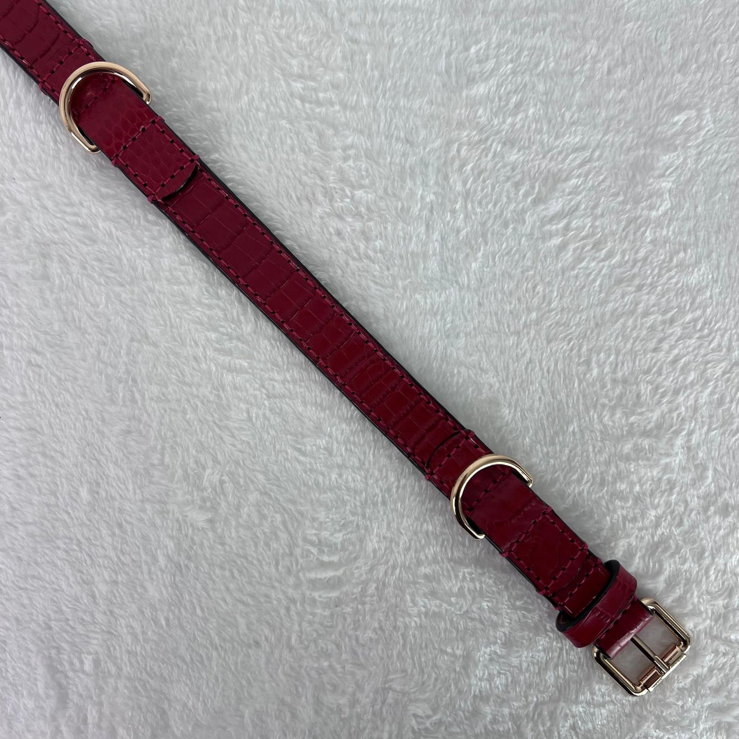 Close-up of crocodile-embossed cowhide texture, buckle and double D-ring